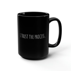 I TRUST THE PROCESS.../ Black Mug, 15oz