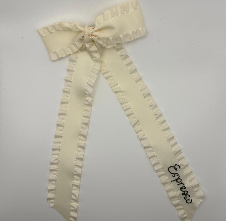 Peut inclure: Un ruban de satin blanc avec des bords festonn&eacute;s et le mot "Espresso" brod&eacute; &agrave; une extr&eacute;mit&eacute;. Le ruban est nou&eacute; en un n&oelig;ud.