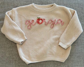 Pull personnalisé avec prénom brodé à la main