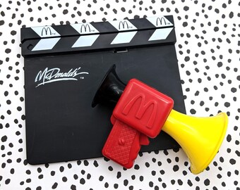 クラッパーボードとボイスチェンジャー、ミニメガホン、ビンテージマクドナルドのハッピーセットのおもちゃ93点、新進の映画監督へのクリスマスプレゼントに最適
