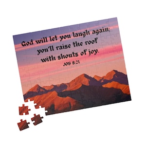 Op de afbeelding: Een puzzel met een zonsondergang-berglandschap en de quote "God zal je weer laten lachen; je zult het dak doen trillen van vreugdegeroep. Job 8:21"