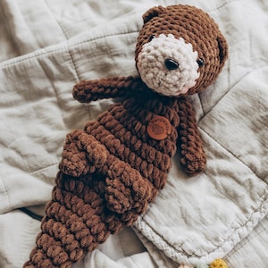 Handgemaakte gehaakte Snuggle Otter-knuffel: zacht polyester chenillegaren