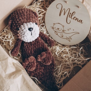 Pluche ottersnuggler met gepersonaliseerd houten naambord - geschenkdoos voor peuters