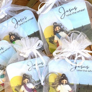 Chaveiro com a figura do Menino Jesus e o cartão de bolso "Jesus, pegue o volante" | Fé que você pode levar para onde quer que a vida o leve | Presente cristão | Carro