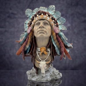 手描きのネイティブアメリカン酋長の彫刻胸像：アクリル製インディアン