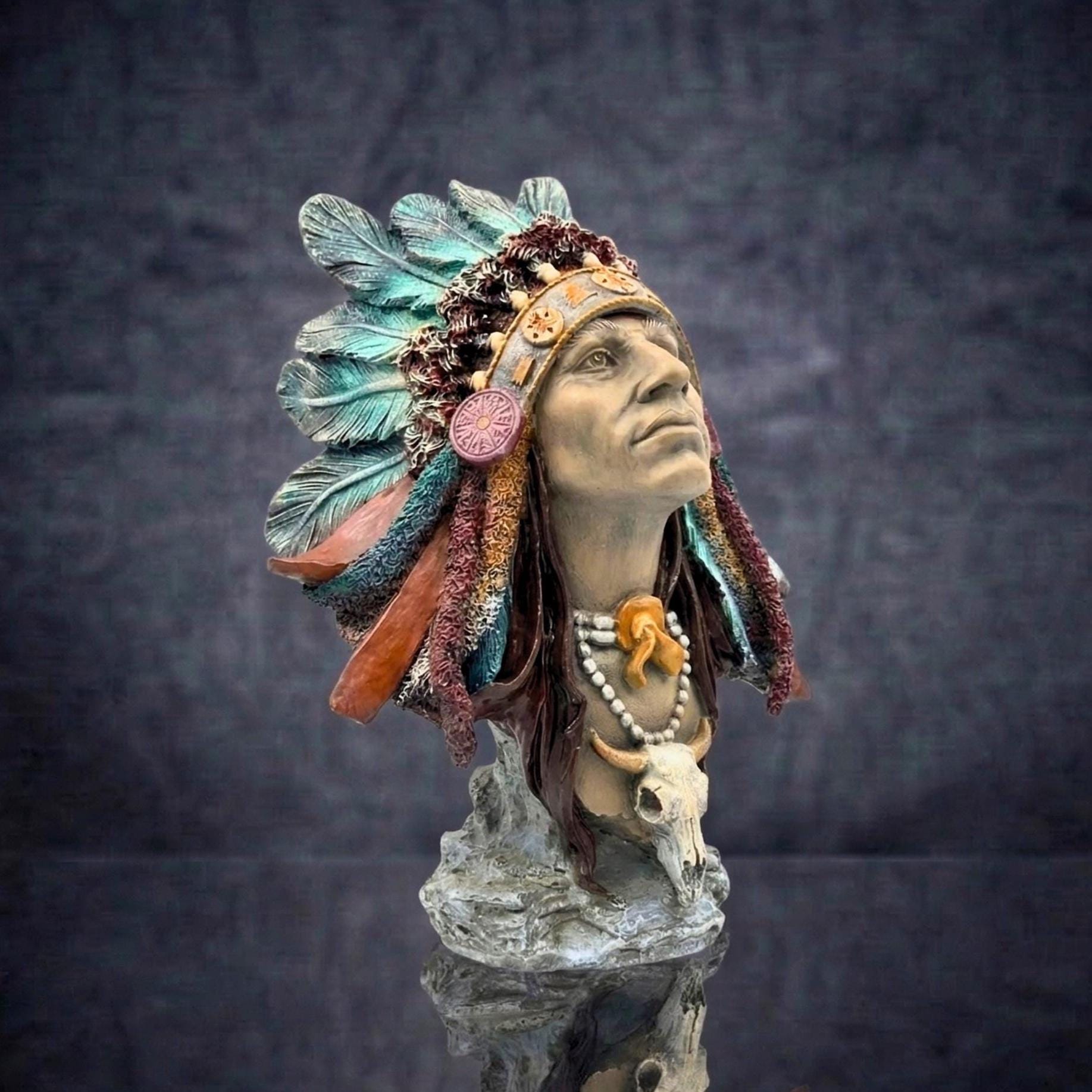 手描きのネイティブアメリカン酋長の彫刻胸像：アクリル製インディアン