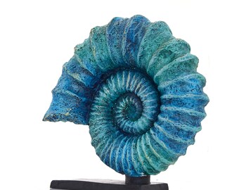手描きの青いアンモナイト彫刻：化石貝の像、海岸沿いの家の本棚、水槽