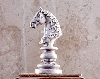 骨色のチェスナイト像：ヴィンテージスタイルの馬のオーナメント、家庭