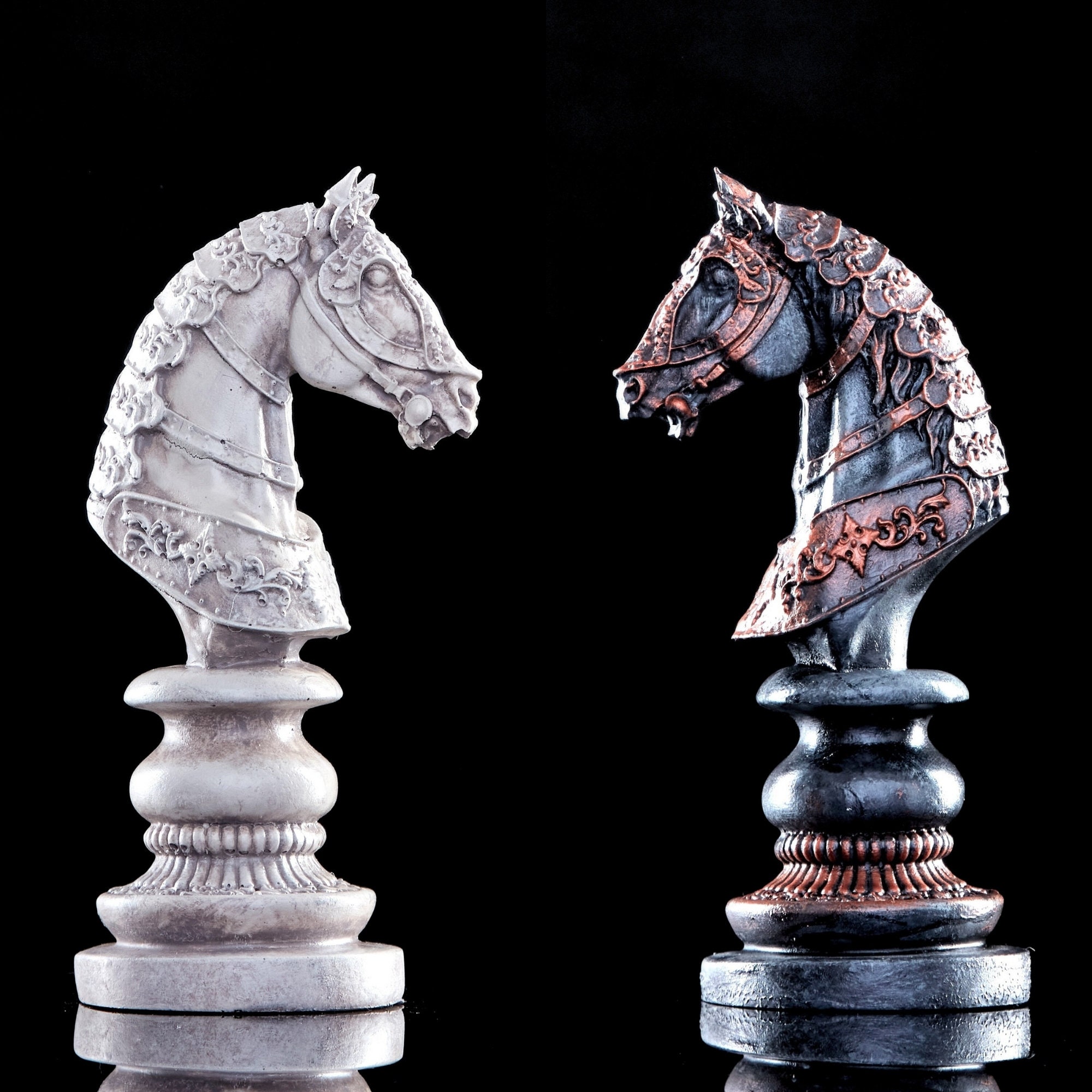 骨色のチェスナイト像：ヴィンテージスタイルの馬のオーナメント、家庭