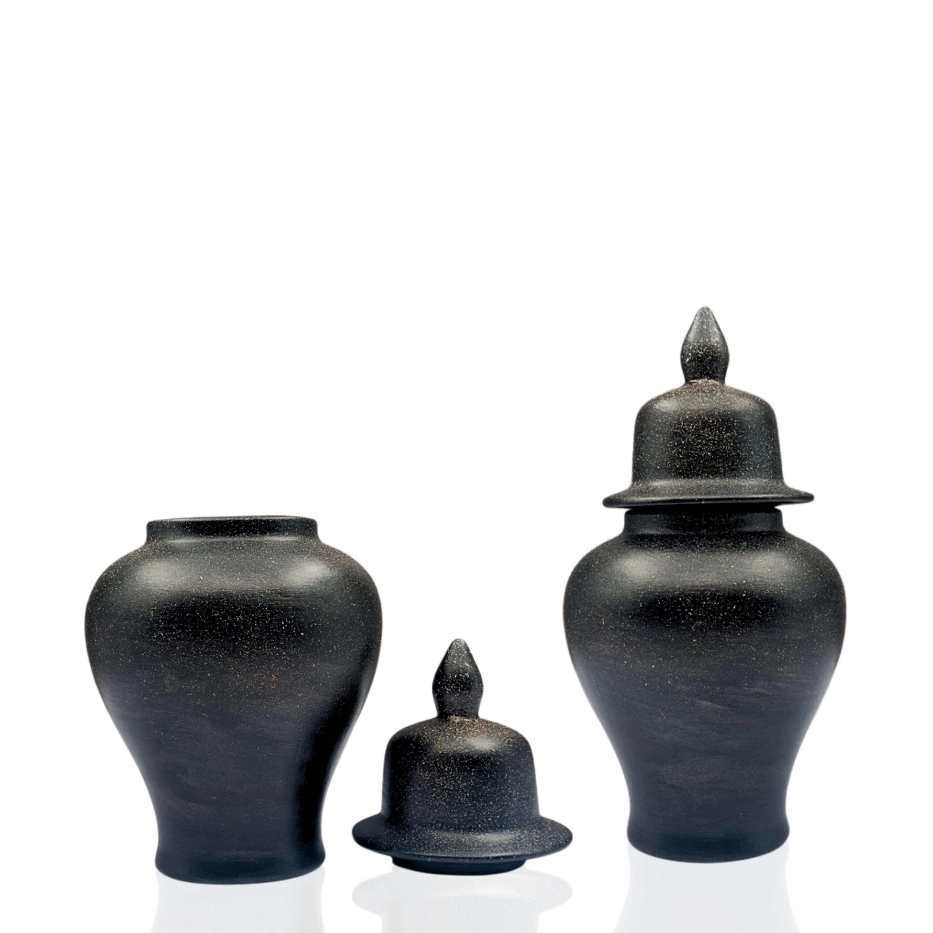 黒と灰色の陶器の花瓶 手作りの蓋付き黒陶器花瓶：花と灰のためのモダンなホーム