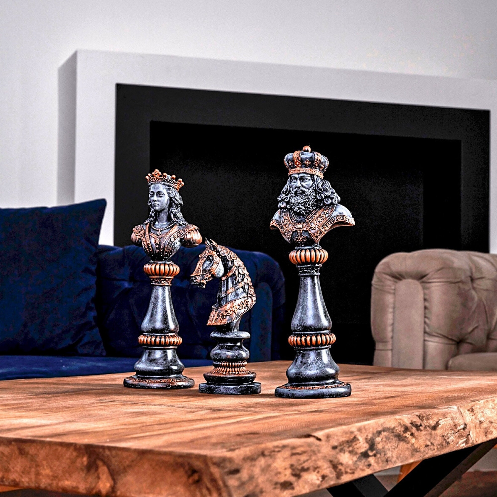ヴィンテージスタイルのチェス像セット：銅製の黒い彫刻、本棚