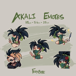 Op de afbeelding: Vijf verschillende geanimeerde emotes met een personage met zwart haar, groene ogen en een groen masker. Het personage is in verschillende poses en uitdrukkingen, waaronder vredestekens, een mes en een verraste uitdrukking. De emotes zijn 112 x 56 pixels groot en zijn gelabeld met "Akali Emotes".