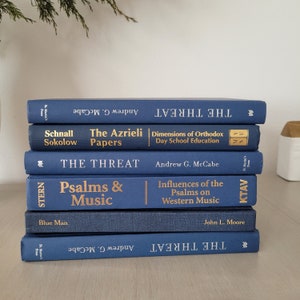 Pila de libros, puesta en escena de libros, libros decorativos para decoración, libros azules para mesa de café y estanterías. Decoración azul para el hogar.