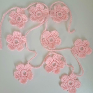 Roze slinger voor de meisjeskamer! Gehaakte bloemen wanddecoratie.