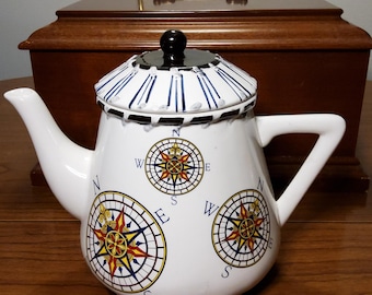 Tetera con brújula náutica de Heartfelt Kitchen Creations