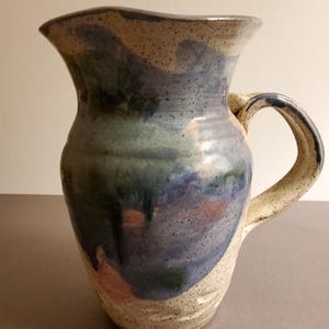 Brocca in ceramica lavorata a mano blu e lavanda di Adriana Studio