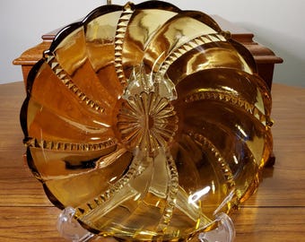 Bernsteinfarbene ausgebogte Servierschale - Vintage Pressglas