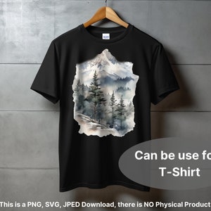 Puede incluir: Una camiseta negra con un dise&ntilde;o de acuarela de una cordillera y &aacute;rboles. El dise&ntilde;o est&aacute; en tonos de azul, gris y verde. El texto "Can be use for T-Shirt" est&aacute; debajo del dise&ntilde;o. El texto "This is a PNG, SVG, JPED Download, there is NO Physical Product" est&aacute; en la parte inferior de la imagen.