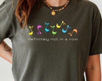 Chemise confortable aux couleurs de Ducks in a Row : t-shirt graphique minimaliste