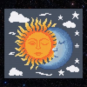 Pode incluir: Um design de ponto cruz com tema celestial. A imagem mostra um sol sorridente em tons de laranja e amarelo, sobrepondo-se parcialmente a uma lua crescente azul. Nuvens brancas e estrelas estão espalhadas sobre um fundo cinza escuro.