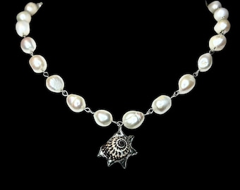 Collar colgante de concha puntiaguda con perla de agua dulce