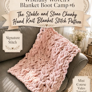 Op de afbeelding: Een grof handgebreide deken in een zachte roze kleur met een gestructureerd steekpatroon. De afbeelding bevat de tekst Wistfully Woven's Blanket Boot Camp #6, The Stable and Stone Chunky Hand Knit Blanket Stitch Pattern, Signature Stitch en Mini Course Video Tutorial.