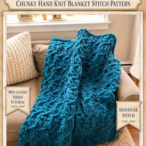 Può includere: Una coperta lavorata a maglia grossa a mano in un colore verde acqua profondo con un motivo a punti strutturato. L'immagine include il testo Wistfully Woven's Blanket Boot Camp #5: The Country Cobblestone Chunky Hand Knit Blanket Stitch Pattern, Mini Course Video Tutorial e Signature Stitch.