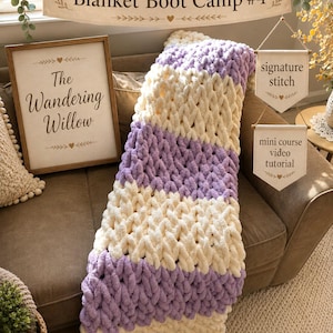 Op de afbeelding: Een grof gebreide deken met afwisselende horizontale strepen van lavendel en crèmekleurig garen. Een banner erboven leest Wistfully Woven's Blanket Boot Camp #4, met kleinere bordjes met de tekst signature stitch en mini course video tutorial.
