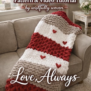Può includere: Coperta lavorata a mano a maglia grossa in rosso, bianco e grigio con cuori. La coperta è drappeggiata su un divano. Il testo sull'immagine recita "Chunky Hand Knit Blanket Pattern & Video Tutorial" e "Love, Always".