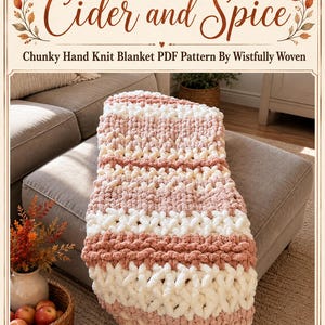 Op de afbeelding: Een grof gebreide deken met horizontale strepen van crèmekleurig en oudroze garen. De tekst bovenaan luidt Cider and Spice Chunky Hand Knit Blanket PDF Pattern By Wistfully Woven, omlijst door illustraties van herfstbladeren.
