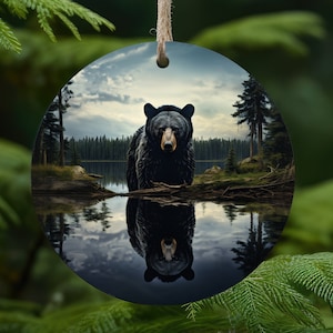 Schwarzer Bär mit Spiegelbild im See, Runde Weihnachtsverzierung - Sofortiger Download - Schwarzer Bär Weihnachtsverzierung - Weihnachten PNG