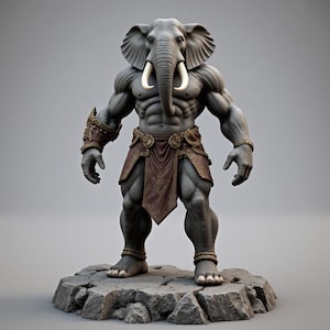 Könnte beinhalten: Eine muskulöse, graue Figur mit Elefantenkopf und großen Stoßzähnen, geschmückt mit brauner und goldener dekorativer Rüstung. Die Figur steht auf einem Steinsockel und vereint tierische und menschliche Merkmale. Das Thema ist Fantasy oder Mythologie.