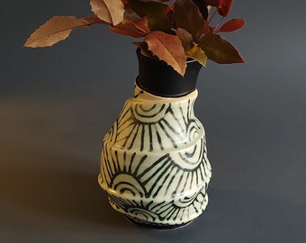 Kleine schwarz-weiße Vase für Blumen, Keramikvase mit minimalistischem Sonnenmuster. Einzigartige Wohnkultur, handgemachte Keramikvase, asymmetrische Vase