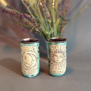 Vaso de cerámica con el sol, vaso de cerámica con la luna, cartas del tarot, taza de chupito de cerámica, vidrio hecho a mano, taza de cerámica, cerámica en losa