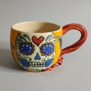 Tazza con teschio di zucchero Talavera: tazza da caffè in ceramica fatta a mano per Halloween