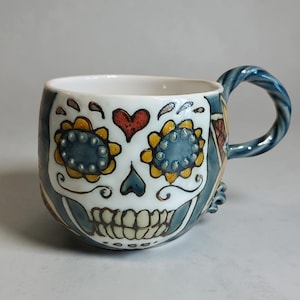 Taza con calavera de azúcar, taza de café de cerámica hecha a mano, regalo del Día de Muertos, cerámica colorida, elige el color.