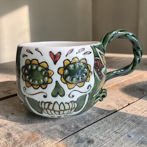 Handgefertigter Sugar Skull Becher, Folk Floral Keramik Kaffeetasse, grüne Keramikbecher