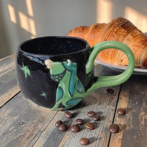 Taza de cerámica hecha a mano con temática fantástica, taza de café de ciencia ficción original, taza de té de cerámica única, regalo de criatura alienígena