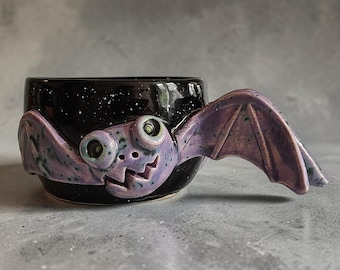 Tazza gotica a forma di pipistrello fatta a mano, simpatica tazza da caffè di Halloween, in ceramica nera e viola, regalo spettrale