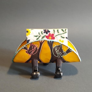 Porta spugna in ceramica fatto a mano con gatti allegri dipinti, porta tovaglioli in ceramica giallo sole con scritta divertente: Just hanging around