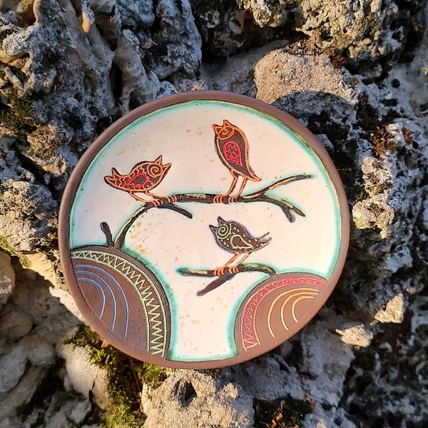 Assiette en céramique colorée fabriquée à la main avec des oiseaux peints à la main. Petit plat en poterie fait à la main. Décoration murale, plateau à biscuits, soucoupe suspendue colorée