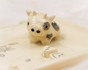 Bo the tiny companion Painting palette Ceramic palette for watercolors acrylics gouache Handmade. Ring holder cow lover moo moo cottage core