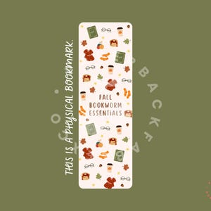 Könnte beinhalten: Ein rechteckiger Lesezeichen mit cremefarbenem Hintergrund und einem Herbst-Design. Das Design umfasst Illustrationen von Brillen, Kaffeetassen, Pullovern, Büchern, Blättern und den Text "FALL BOOKWORM ESSENTIALS". Der Text "THIS IS A PHYSICAL BOOKMARK" ist ebenfalls vorhanden.