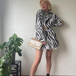 Vintage zebramönster, glansigt tryck, oversize jackaklänning med tigermärke, storlek S-XXL