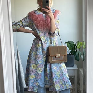 Puede incluir: Un juego de tres tazas de cerámica con un acabado moteado y mate. Las tazas son en tonos crema, gris claro y gris oscuro. Cada taza tiene un diseño simple y minimalista, perfecto para café o té.