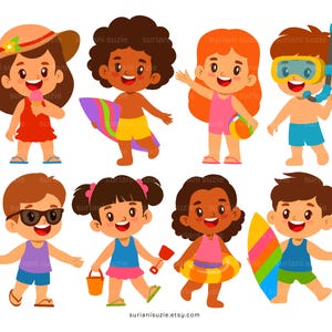 Può includere: Un set di otto illustrazioni di cartoni animati di bambini che si divertono con attività estive. I bambini indossano vari vestiti e accessori estivi, tra cui costumi da bagno, occhiali da sole e cappelli. Stanno tenendo oggetti come coni gelato, tavole da surf e palloni da spiaggia.