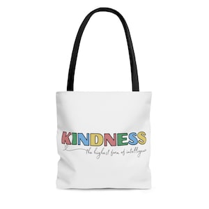 Puede incluir: Bolsa de tela blanca con asas negras y el texto "KINDNESS the highest form of intelligence" en letras de colores.