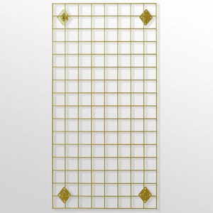 Puede incluir: Panel de pared de rejilla de metal dorado con cuatro soportes de montaje de metal dorado. La rejilla está hecha de malla de alambre cuadrada.