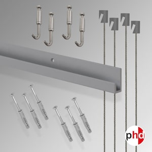 Puede incluir: Un riel de suspensión de imagen de metal plateado con cuatro ganchos plateados, cuatro soportes de cable de alambre plateado y ocho tornillos plateados. El riel tiene 3,8 cm de ancho y tiene un borde en el borde superior. Los ganchos tienen 3,8 cm de largo y tienen un pequeño bucle en el extremo. Los soportes de cable de alambre tienen 30,5 cm de largo y tienen un pequeño bucle en el extremo. Los tornillos tienen 3,8 cm de largo y tienen una cabeza Phillips.