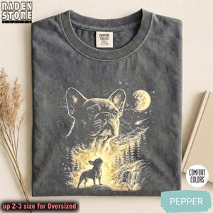 Peut inclure: T-shirt gris foncé Comfort Colors avec un motif de bouledogue français sur fond de forêt au clair de lune. Le t-shirt a un col rond et le texte "up 2-3 size for Oversized" et "Pepper".